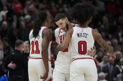 开云平台-尼克斯鏖战猛龙，布拉德利三分雨点燃全场的简单介绍