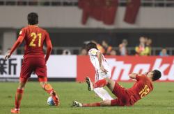 开云体育APP下载-足球场上的激烈对抗让观众目不转睛