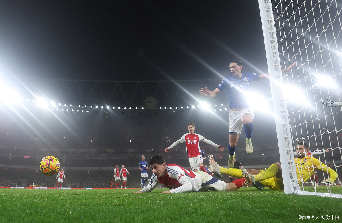 比赛精彩纷呈，球场上掀起高潮的简单介绍