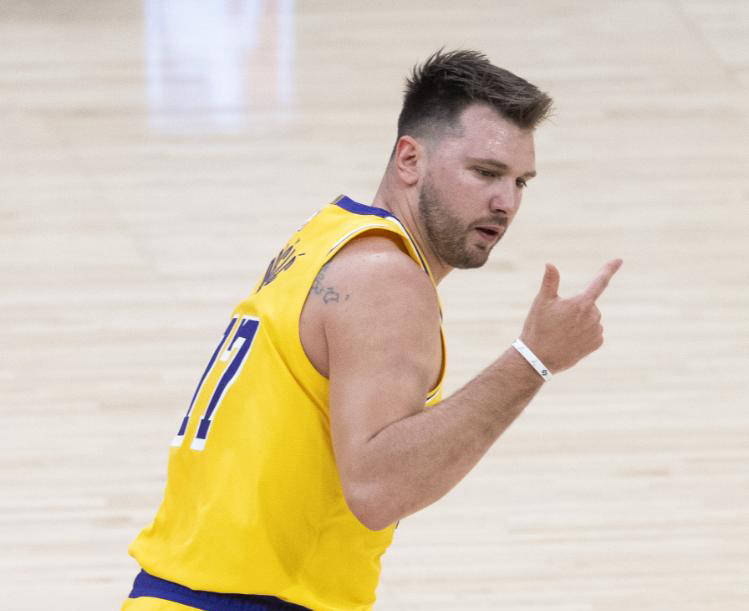 关于湖人B队强势魔术，东契奇高光表现的信息