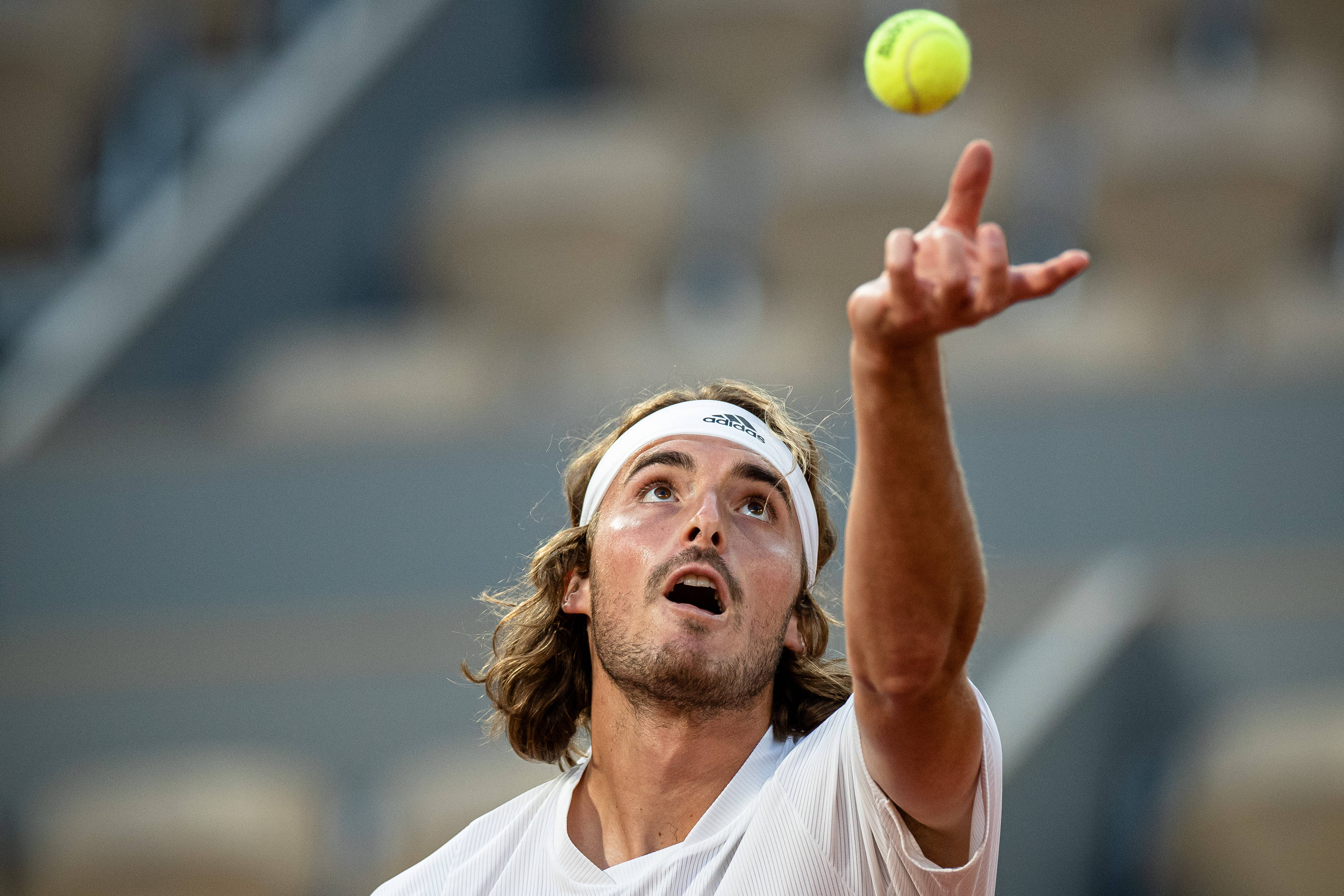 世界网球队鏖战西班牙网球队，西西帕斯爆发神勇的简单介绍