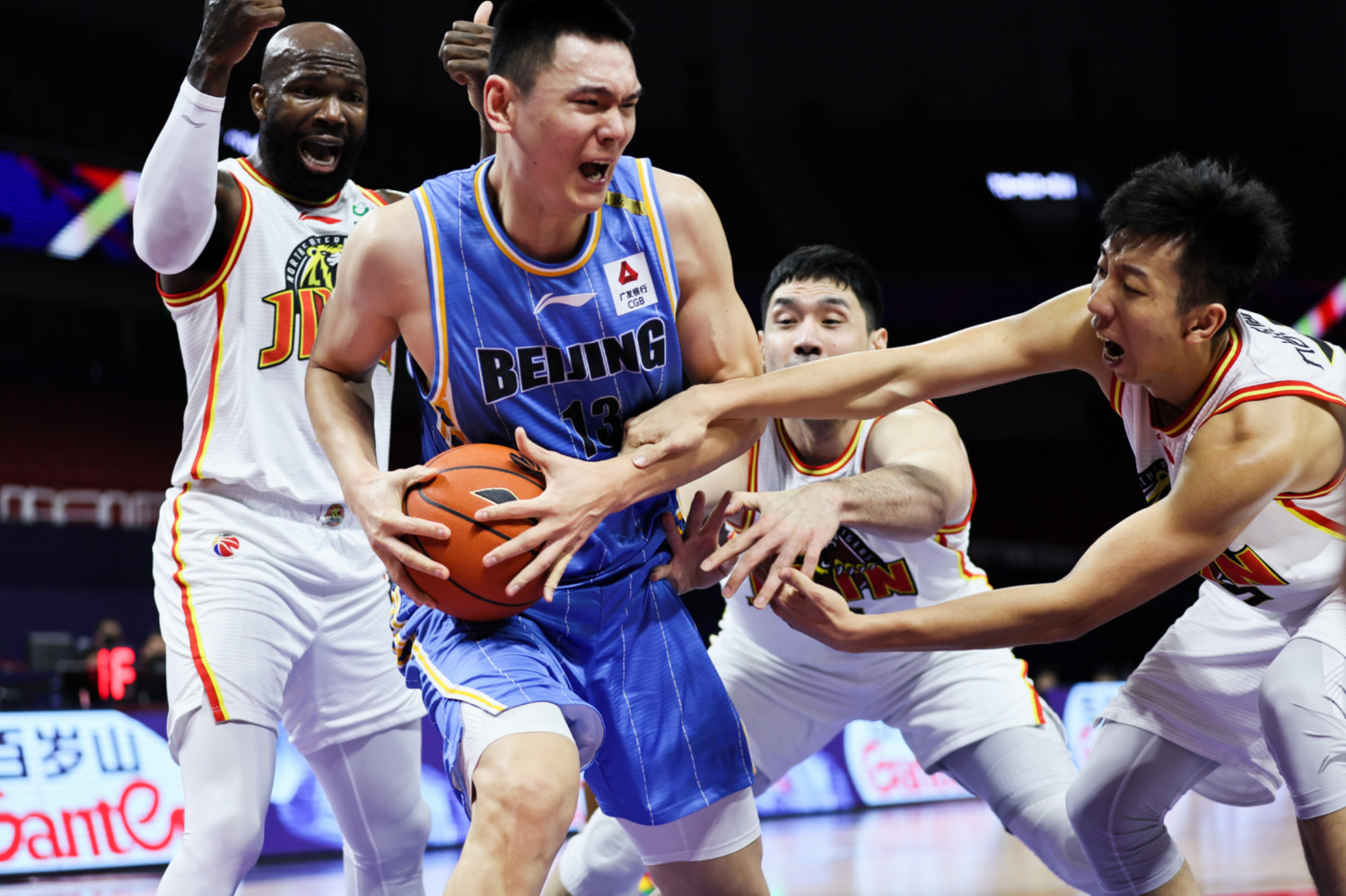 球队团结一致战胜对手，呈现出强大实力的简单介绍