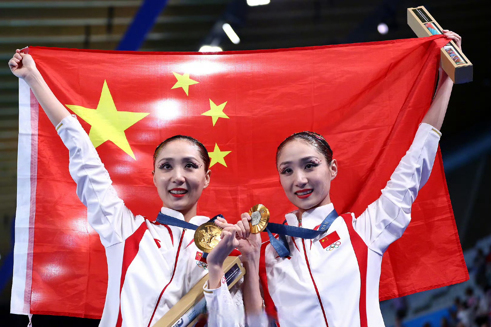 关于中国运动员在比赛中取得辉煌战绩，彰显实力的信息