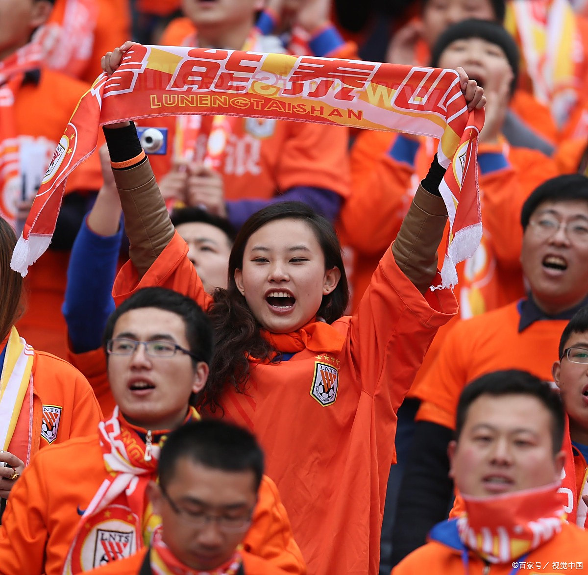 包含足球盛事中球迷热情高涨，现场气氛火爆的词条