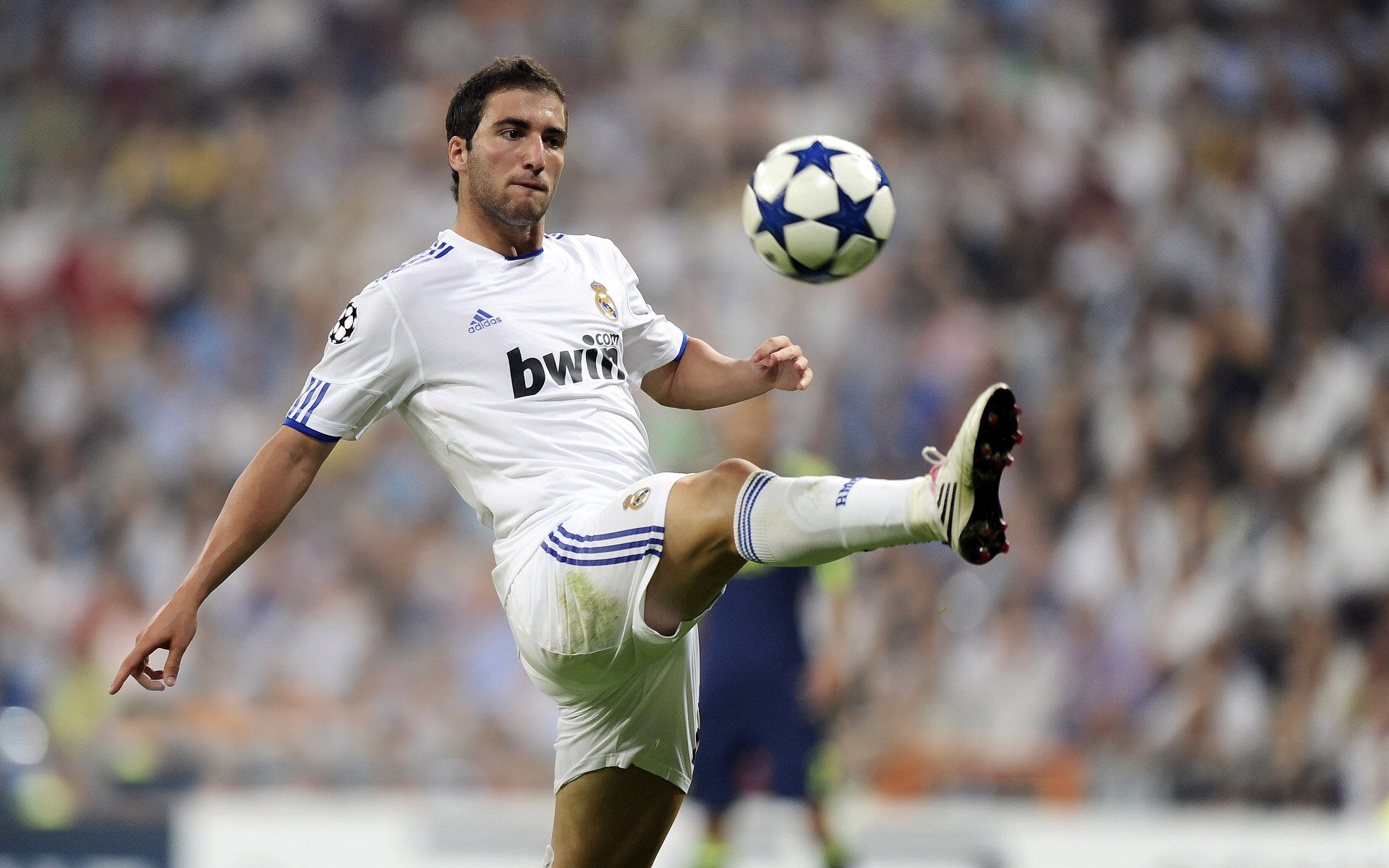 勒沃库森爆冷罗马，奥纳纳关键回合不手软，改写欧战格局